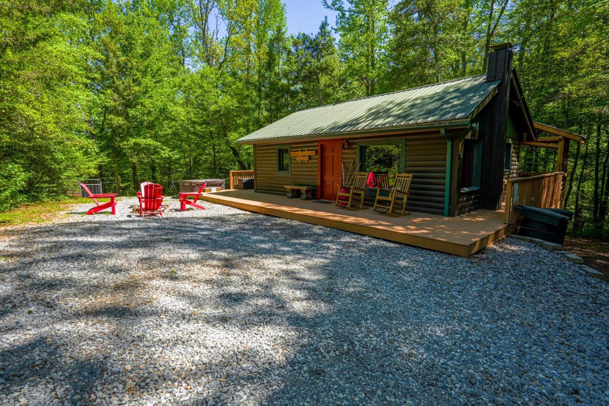 The Big Little Cabin - Hot Tub & Playground 달로네가 외부 사진