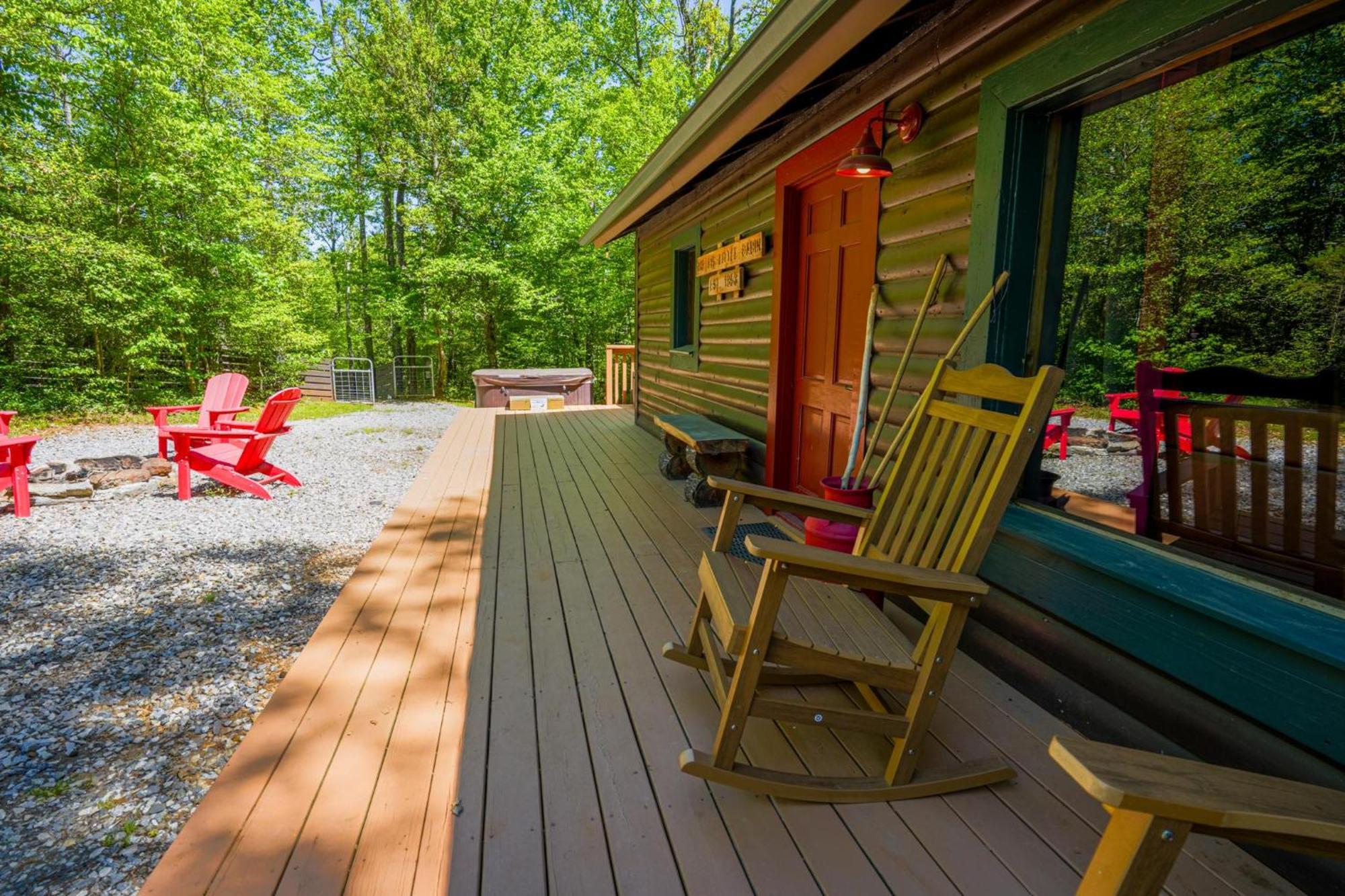 The Big Little Cabin - Hot Tub & Playground 달로네가 외부 사진