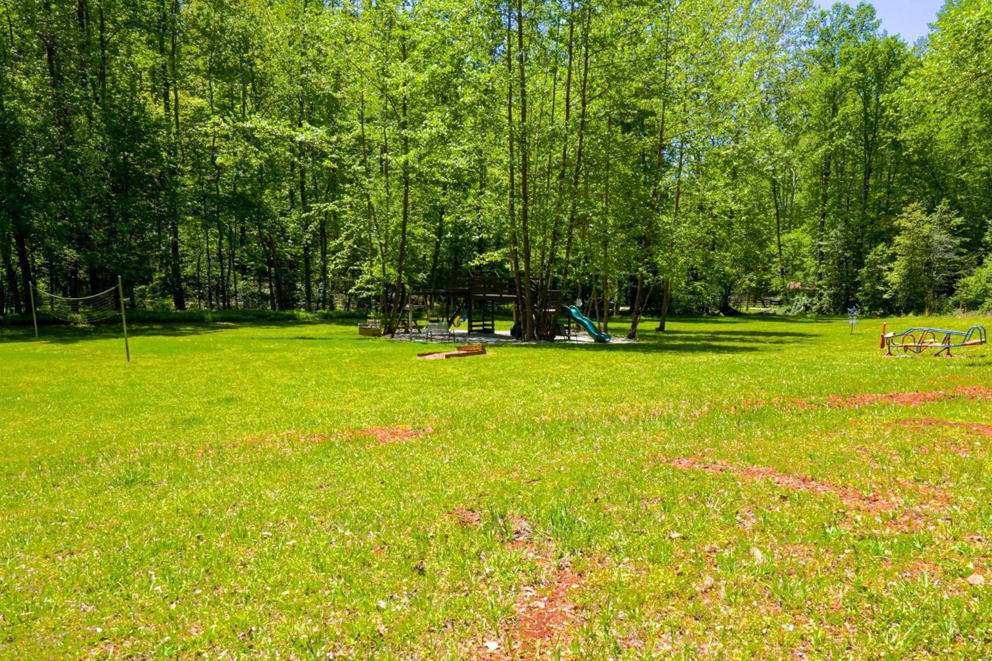 The Big Little Cabin - Hot Tub & Playground 달로네가 외부 사진