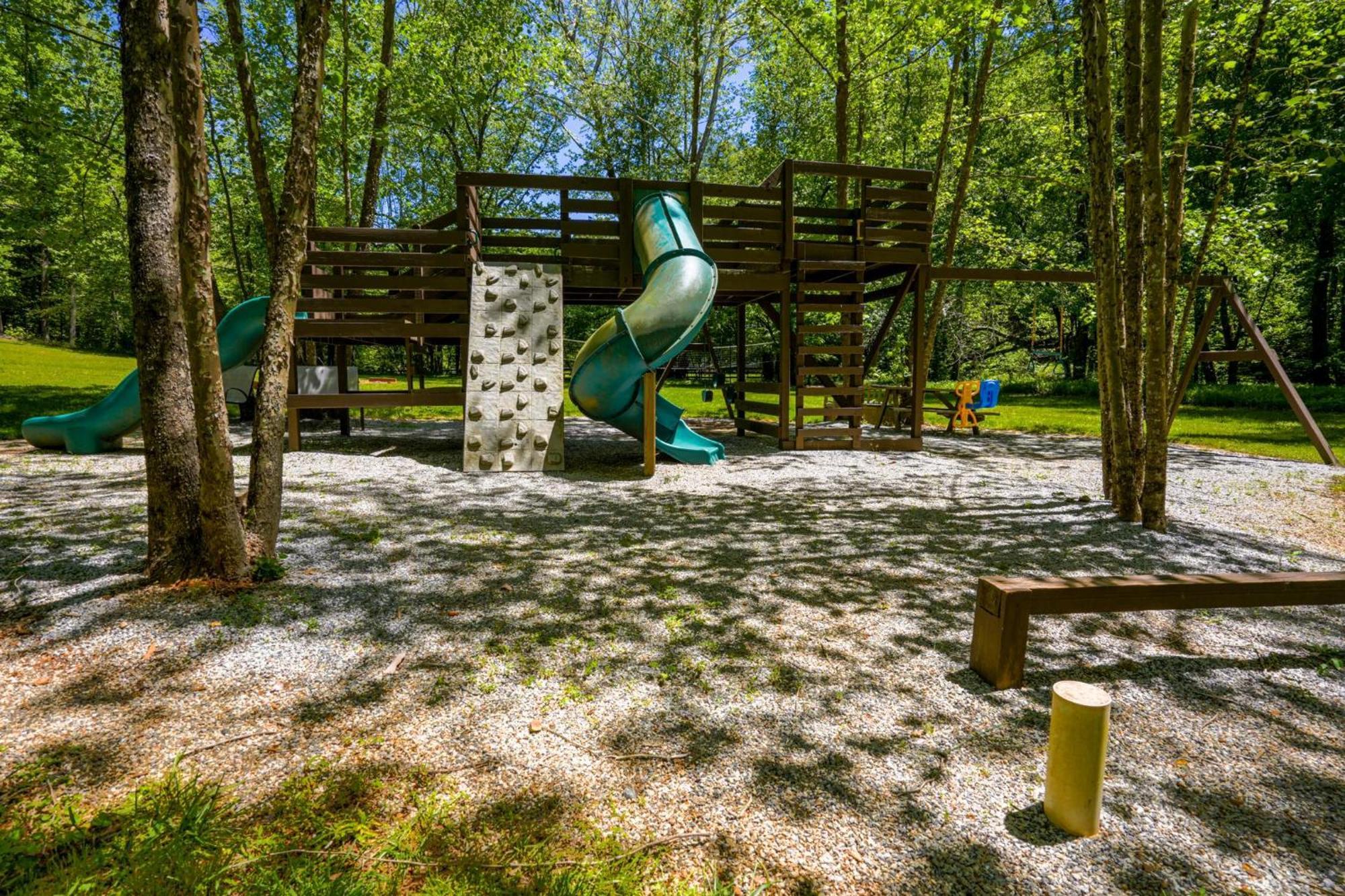 The Big Little Cabin - Hot Tub & Playground 달로네가 외부 사진
