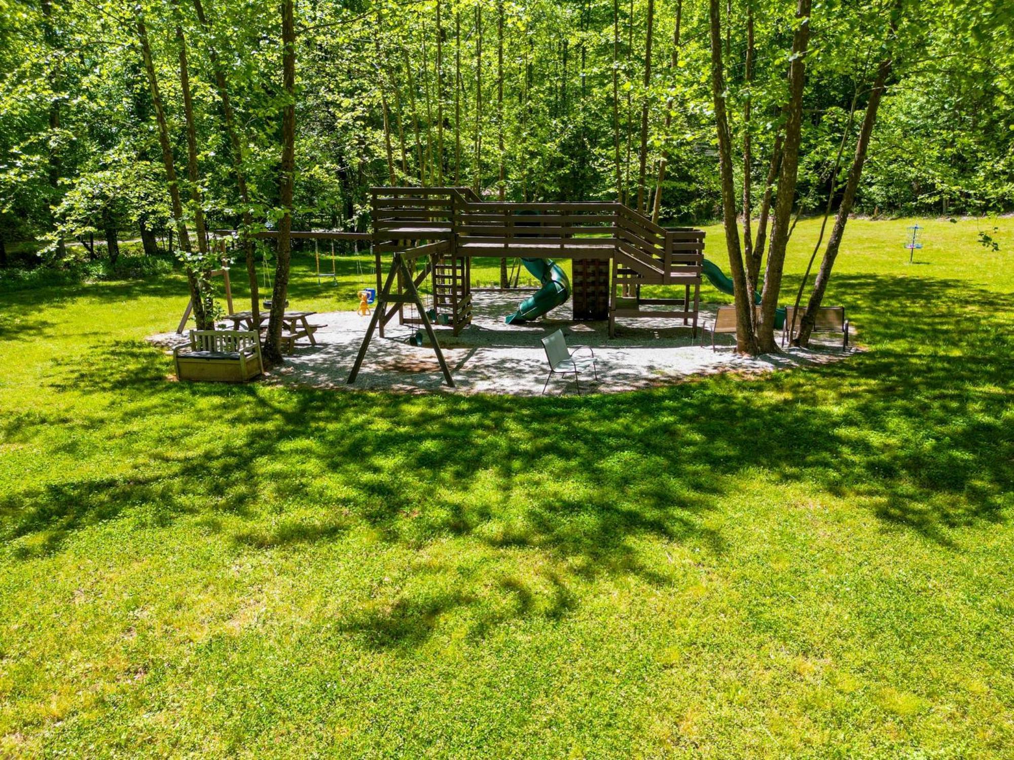 The Big Little Cabin - Hot Tub & Playground 달로네가 외부 사진