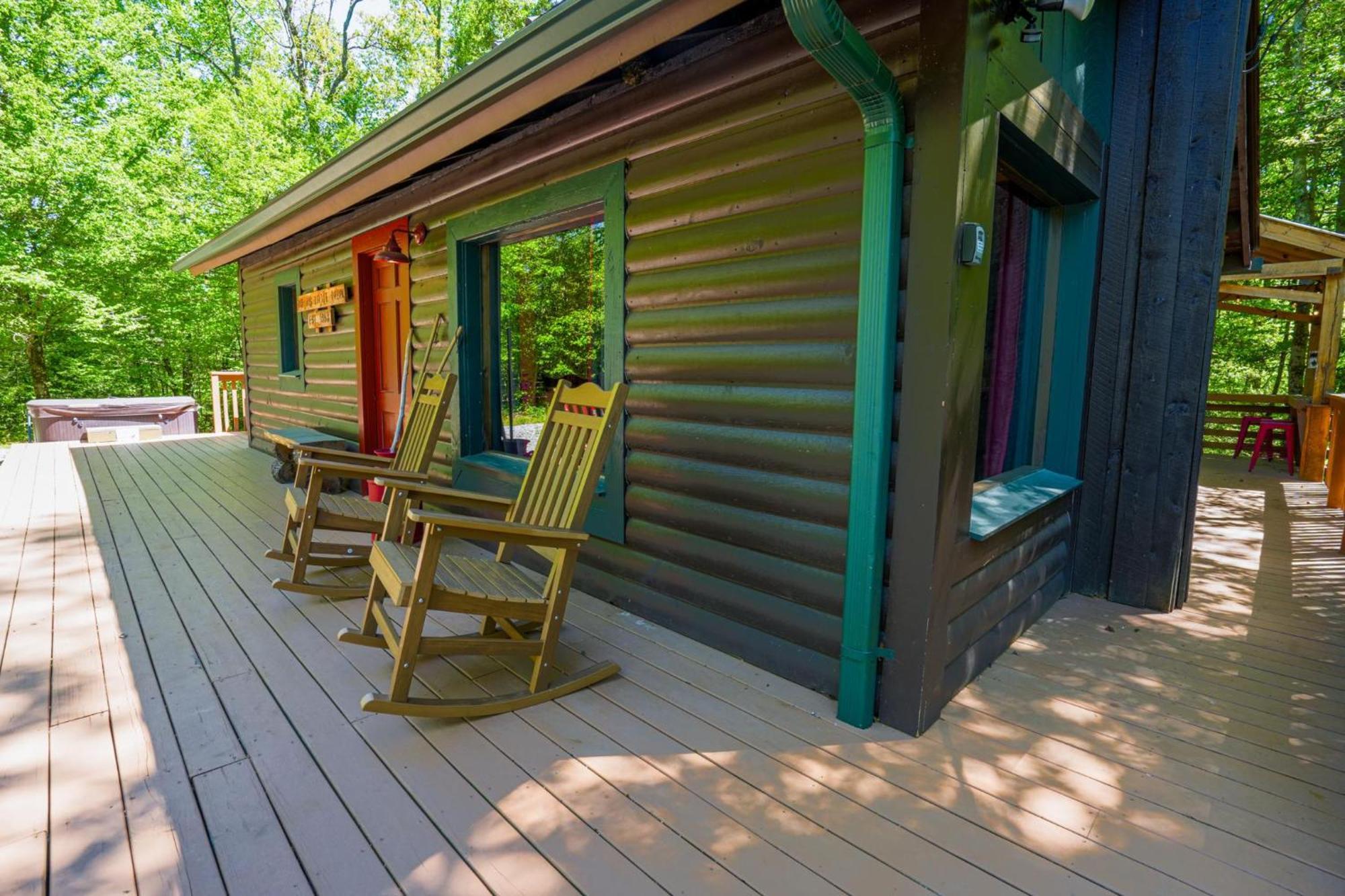 The Big Little Cabin - Hot Tub & Playground 달로네가 외부 사진