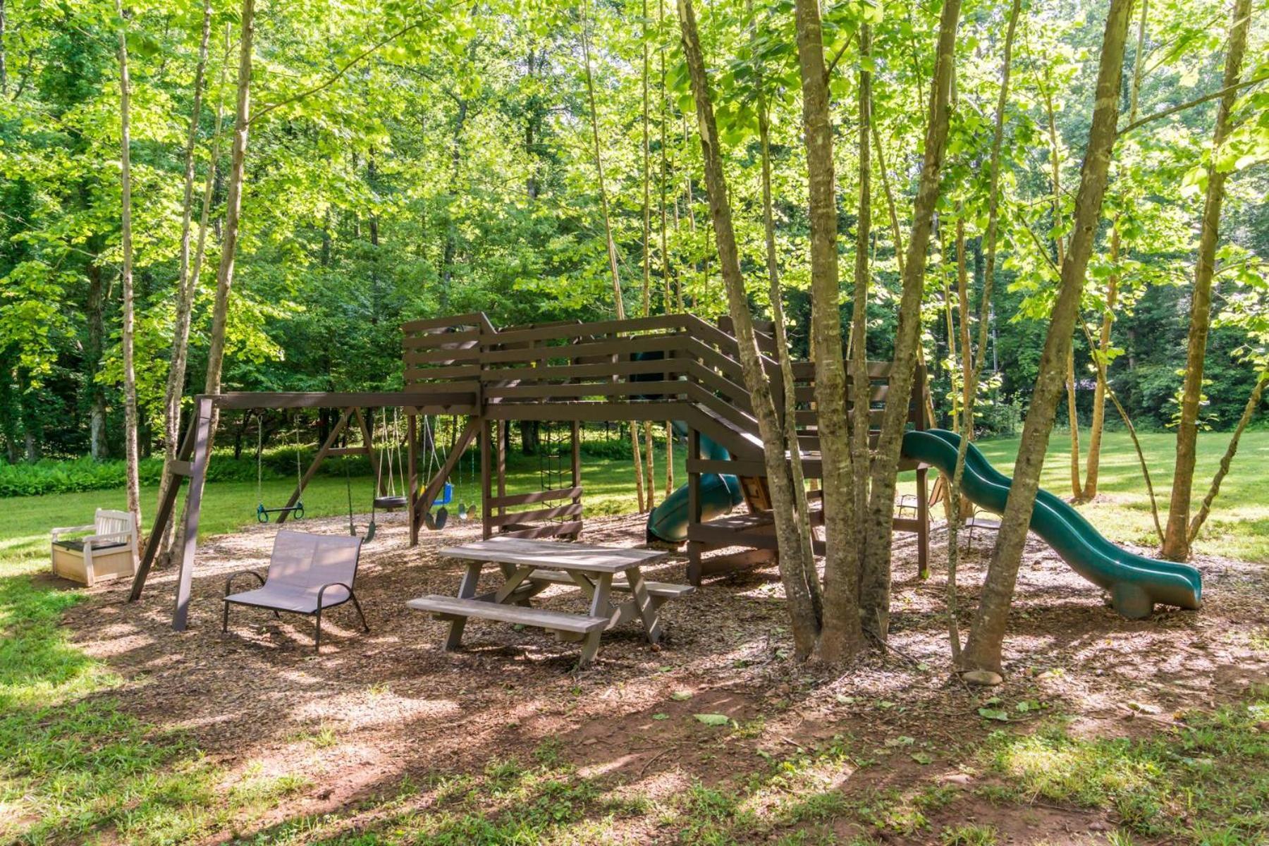 The Big Little Cabin - Hot Tub & Playground 달로네가 외부 사진