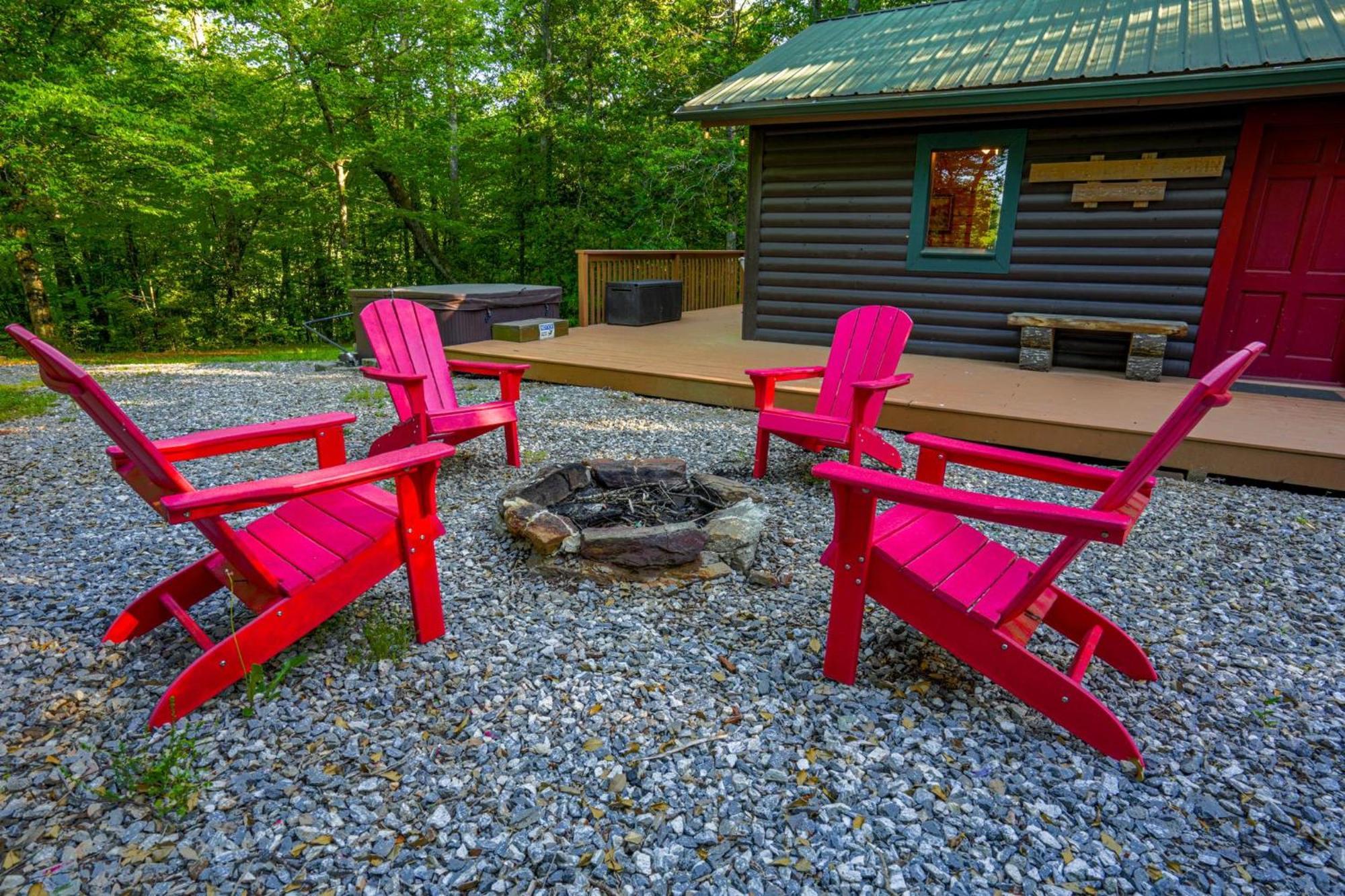 The Big Little Cabin - Hot Tub & Playground 달로네가 외부 사진