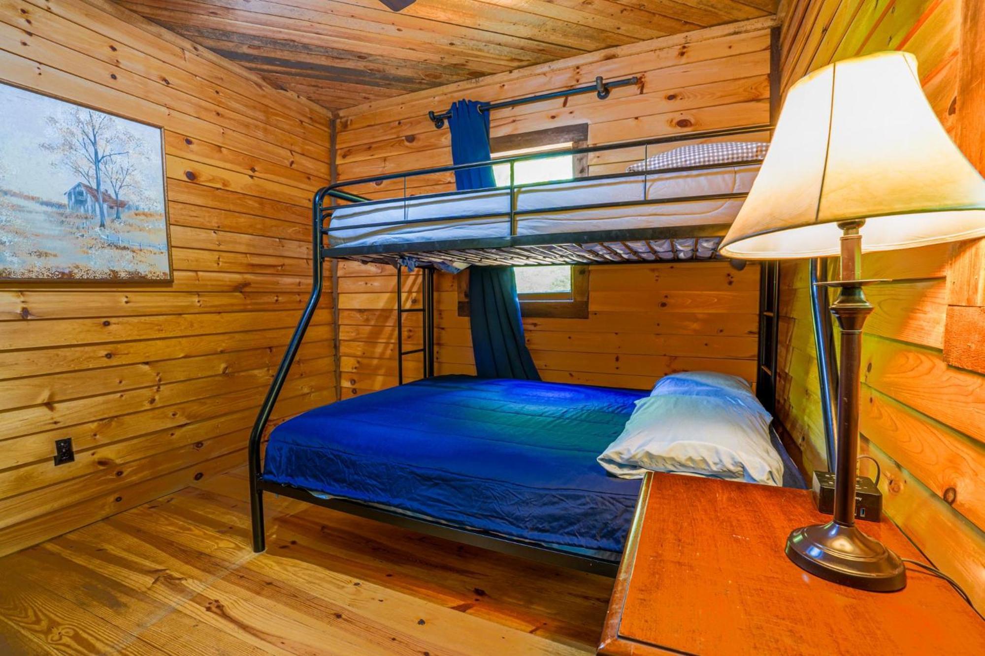 The Big Little Cabin - Hot Tub & Playground 달로네가 외부 사진