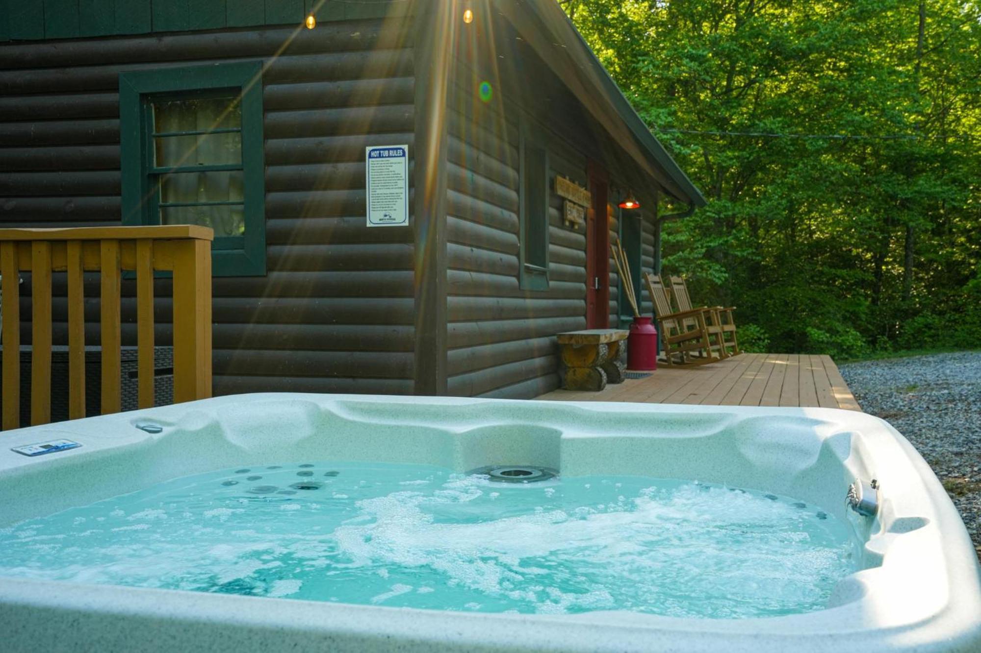 The Big Little Cabin - Hot Tub & Playground 달로네가 외부 사진