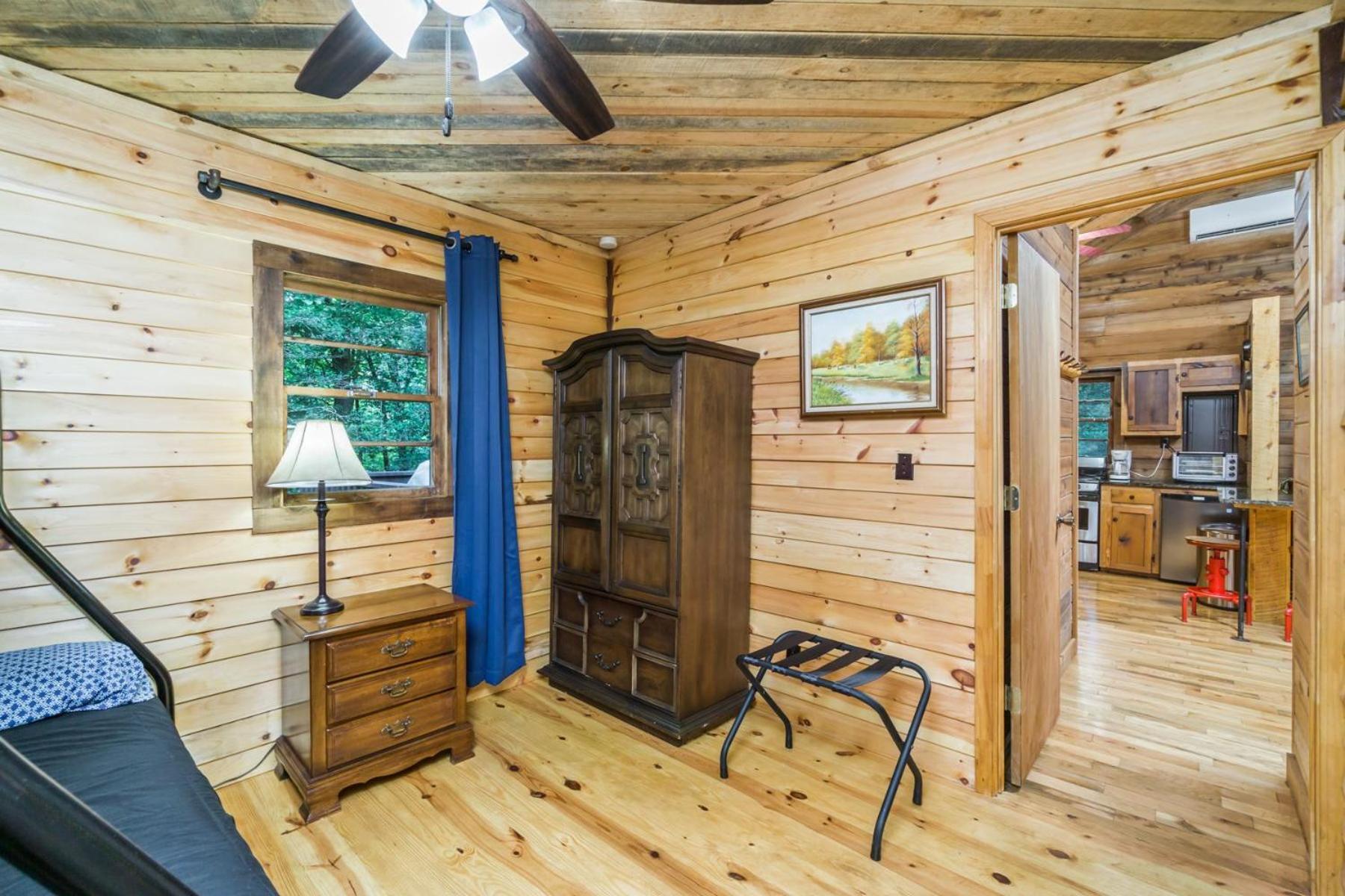 The Big Little Cabin - Hot Tub & Playground 달로네가 외부 사진