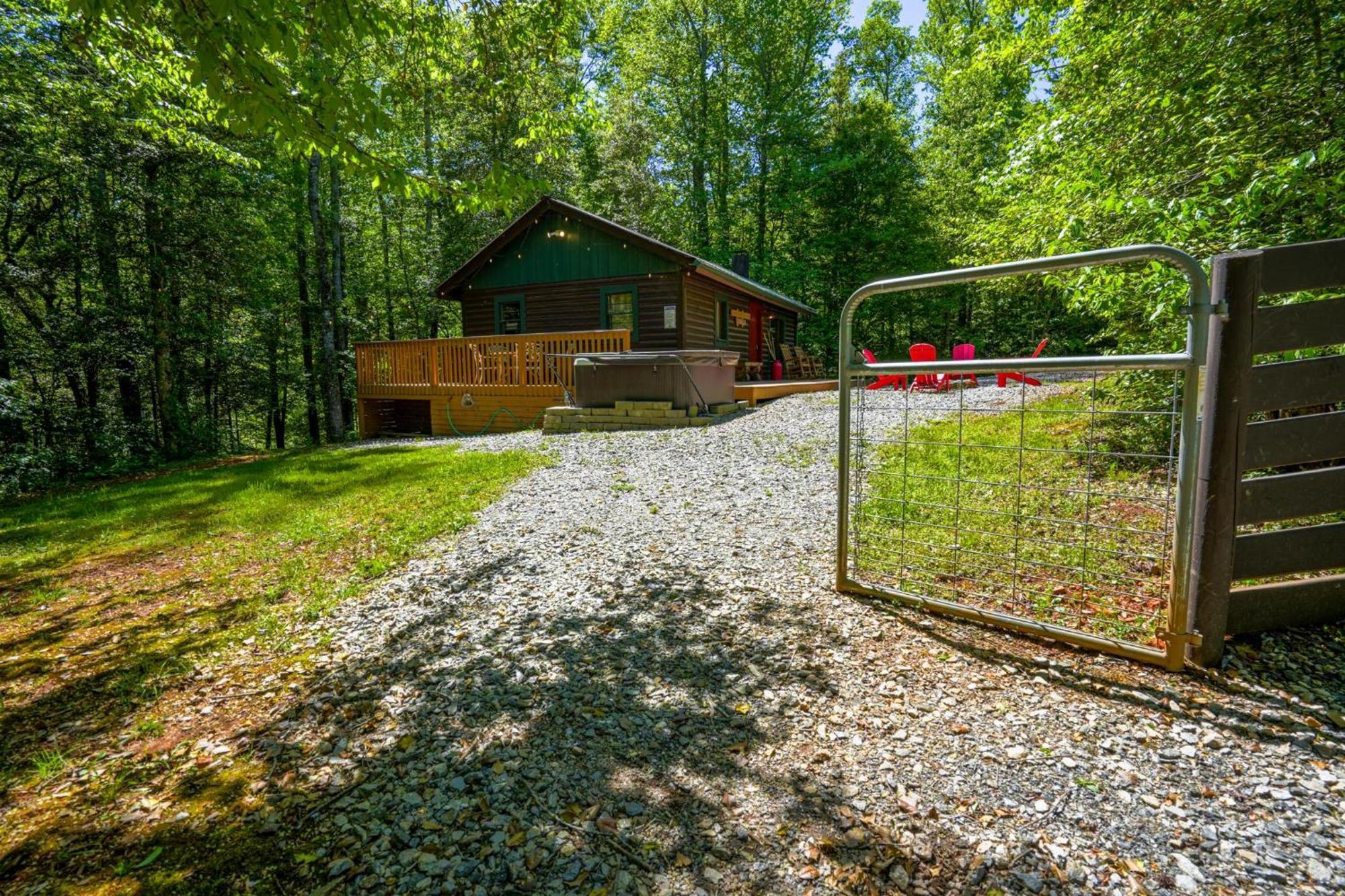 The Big Little Cabin - Hot Tub & Playground 달로네가 외부 사진