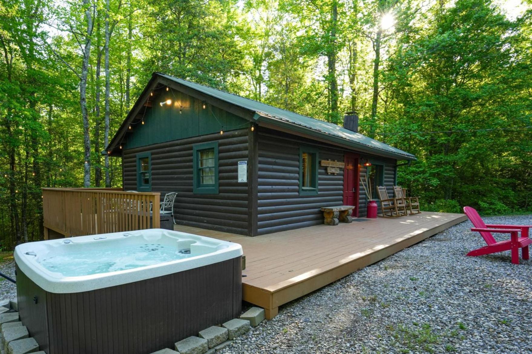 The Big Little Cabin - Hot Tub & Playground 달로네가 외부 사진