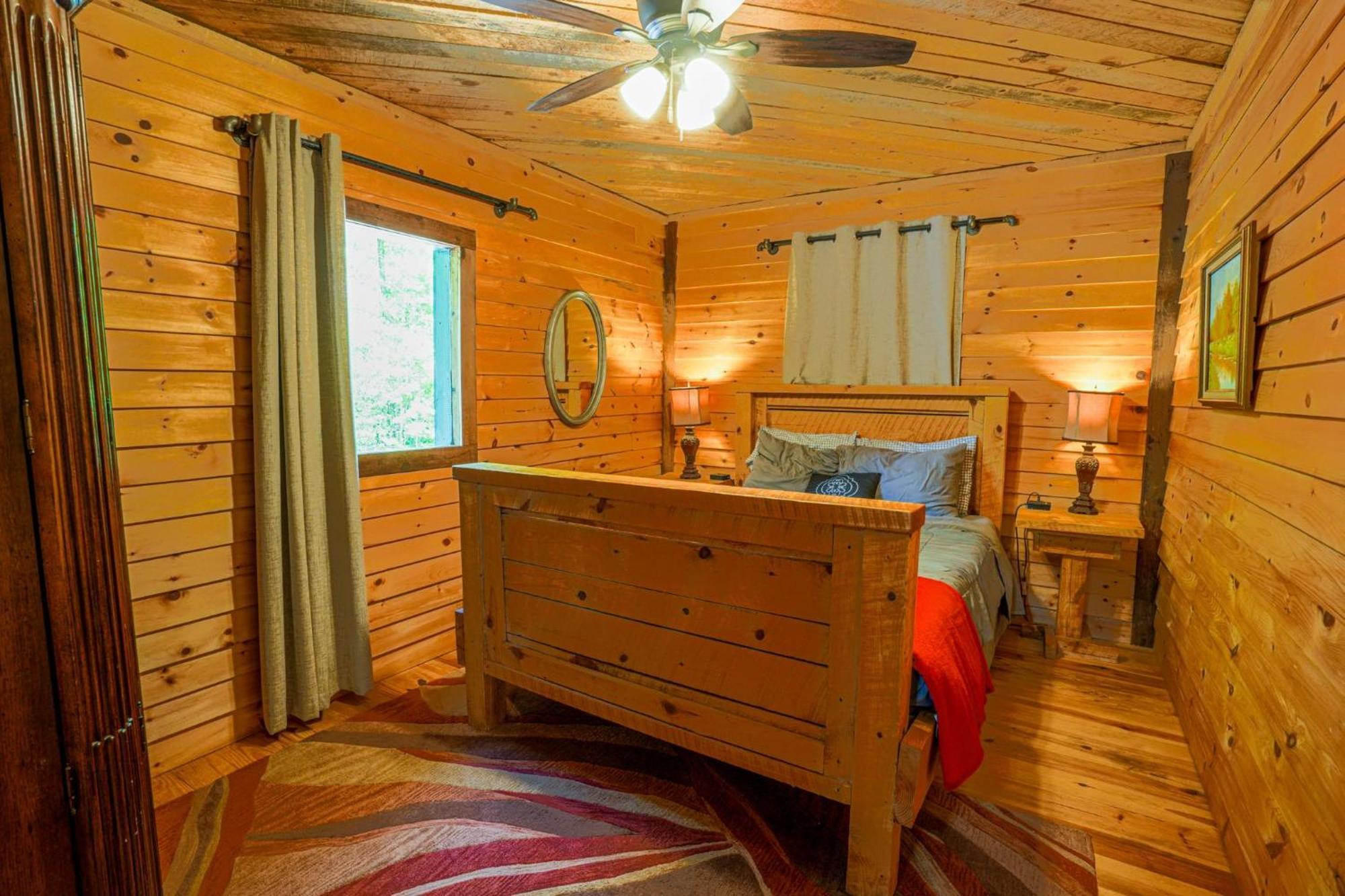 The Big Little Cabin - Hot Tub & Playground 달로네가 외부 사진