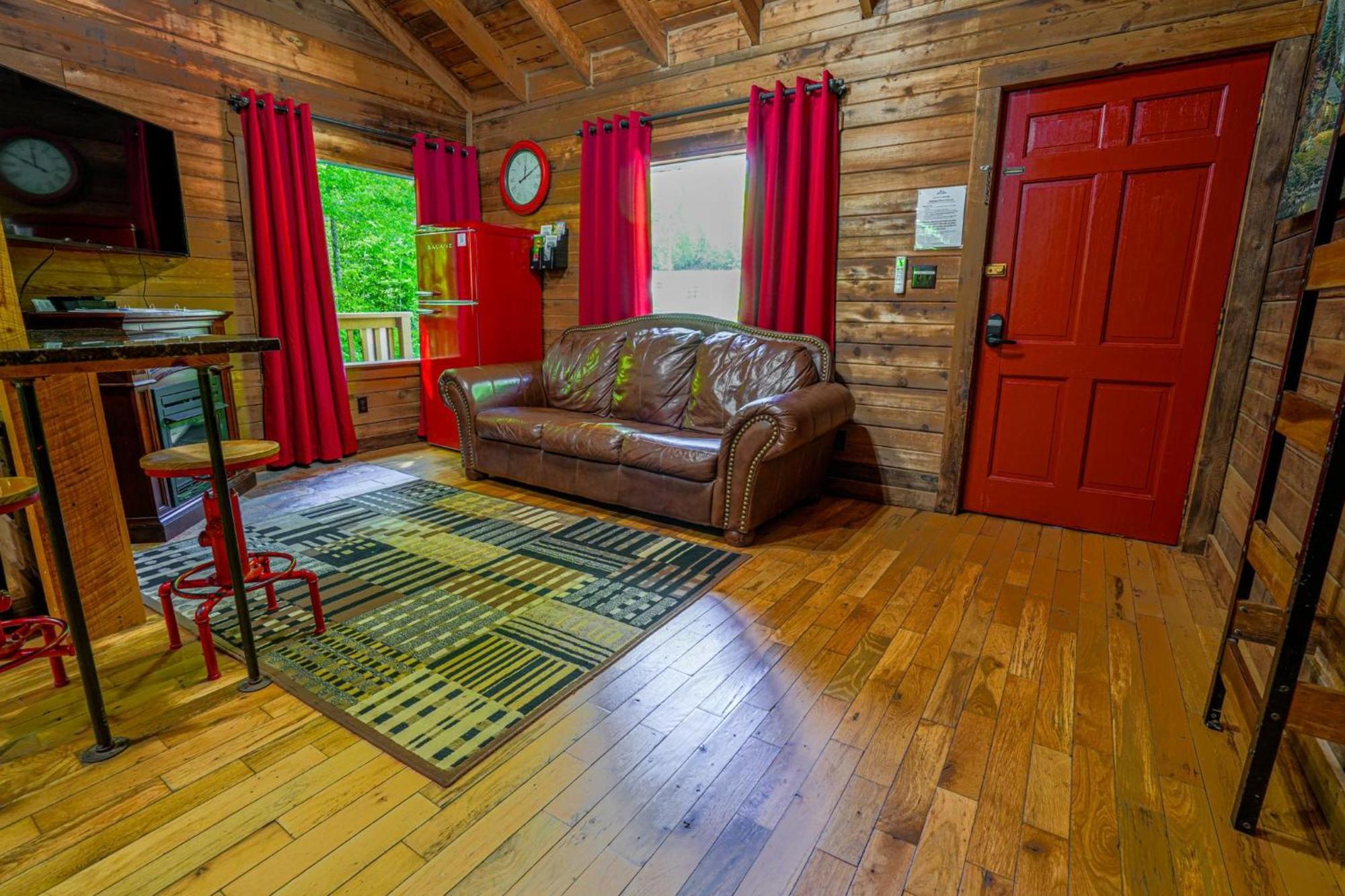 The Big Little Cabin - Hot Tub & Playground 달로네가 외부 사진