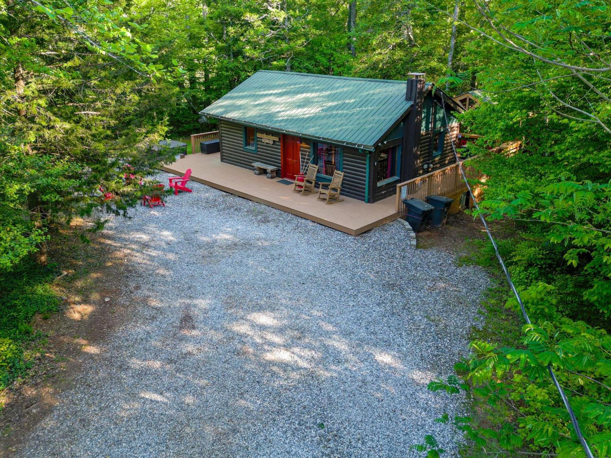 The Big Little Cabin - Hot Tub & Playground 달로네가 외부 사진